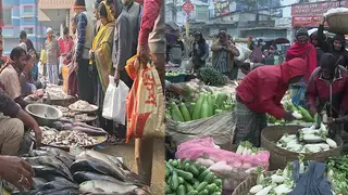 ছুটির দিনে বাজারে ভিড়, দামে নেই স্বস্তি